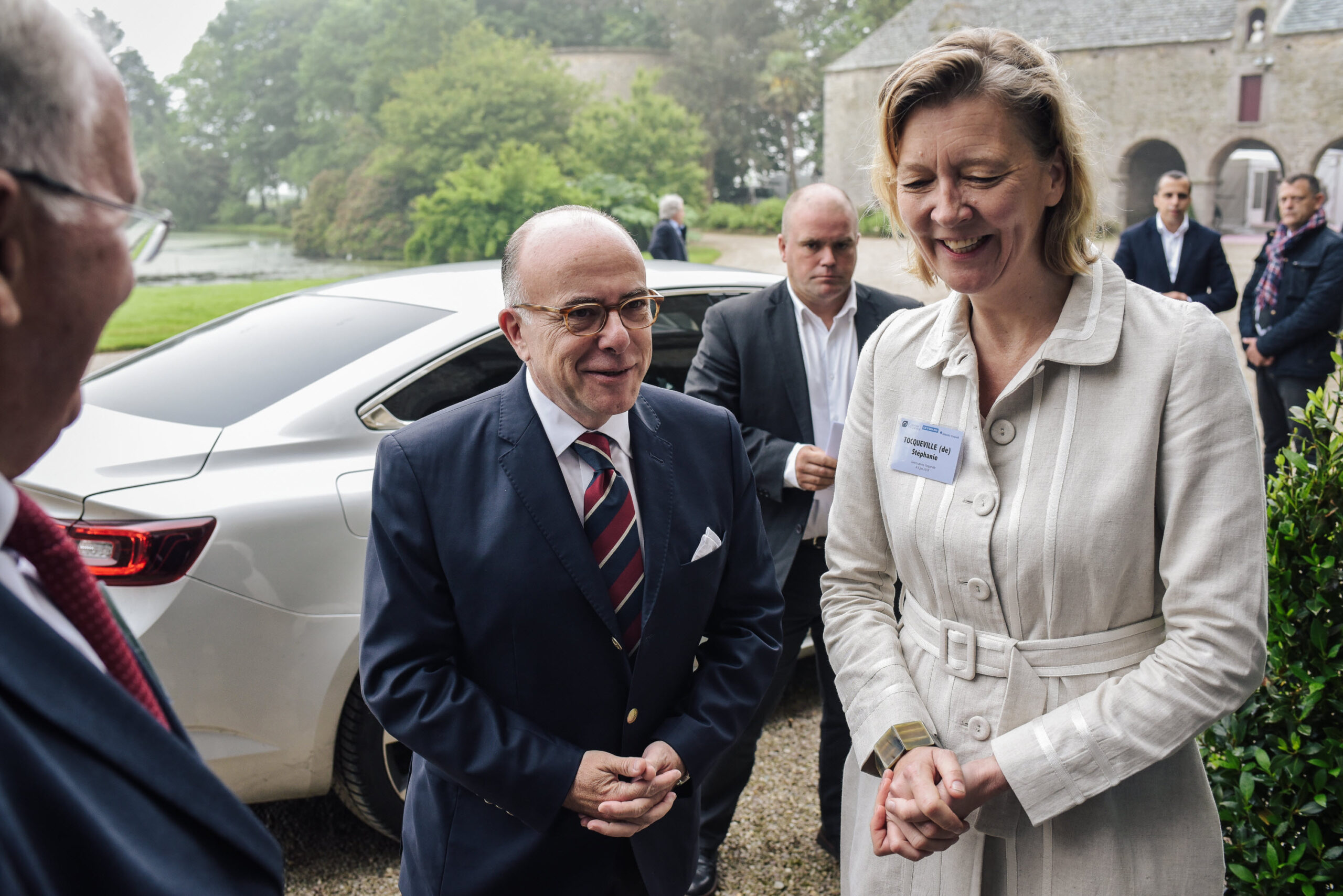 L'ancien Premier Ministre, Bernard Cazeneuve invité à participer aux "Conversations Tocqueville", organisées en partenariat avec Le Figaro, au château de Tocqueville, en Normandie. Elles réuniront quelque 150 intellectuels, diplomates, politiques, hommes d'affaires et journalistes des deux rives de l'Atlantique pour réfléchir à la crise qui traverse l'Occident.
Ici aux côtés de Stéphanie de Tocqueville.